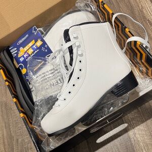 Nattork brand new skates. Women size 8.